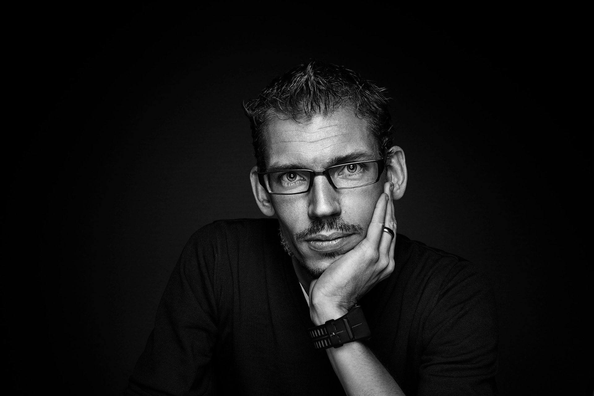 Portræt af Kasper Holst Hansen, underviser og skaber af MatematikFessor og Fessors Klub
